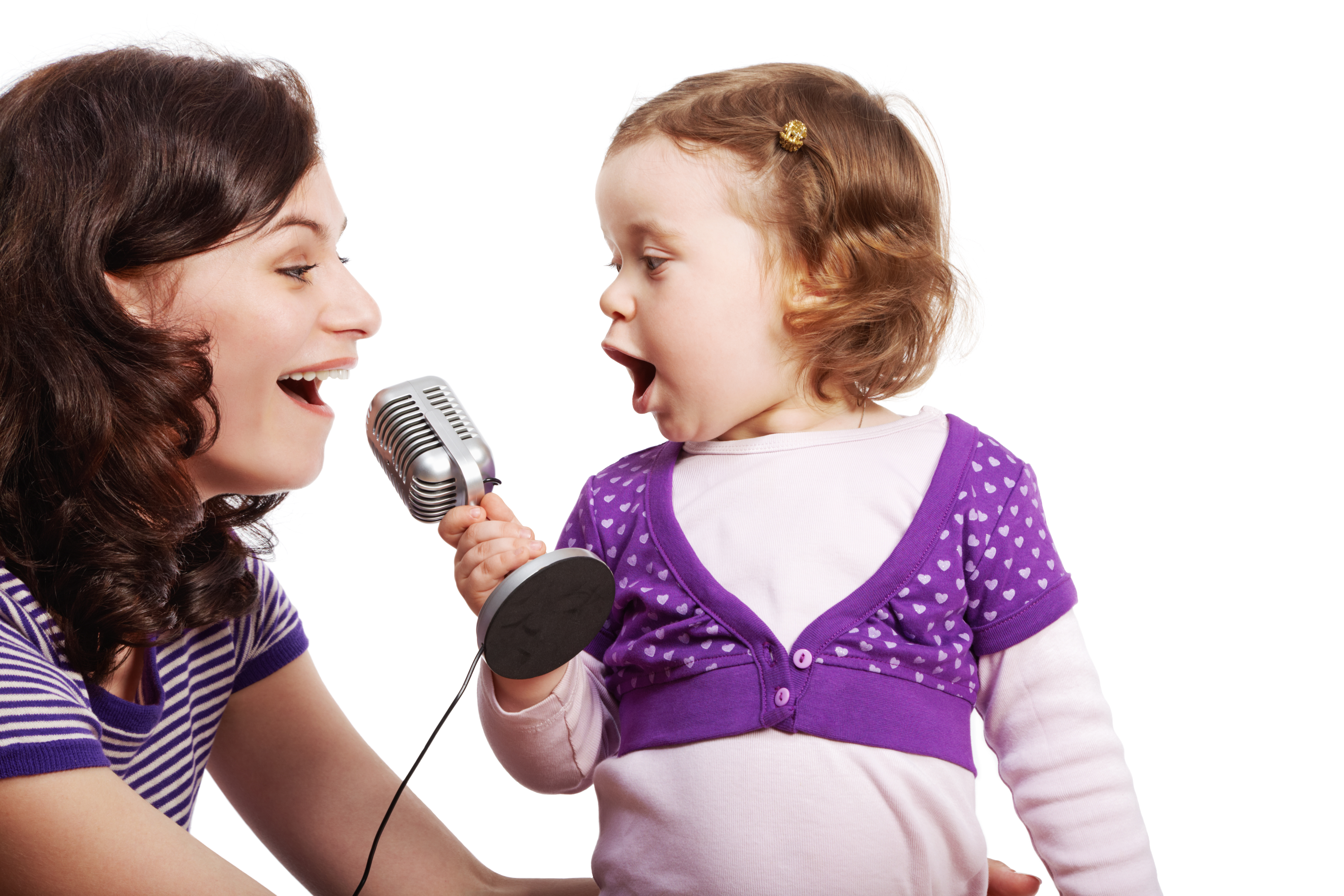 Звук мамы слушать. Ребенок с микрофоном. Дети поют. Пение дети. Дети и взрослые поют.